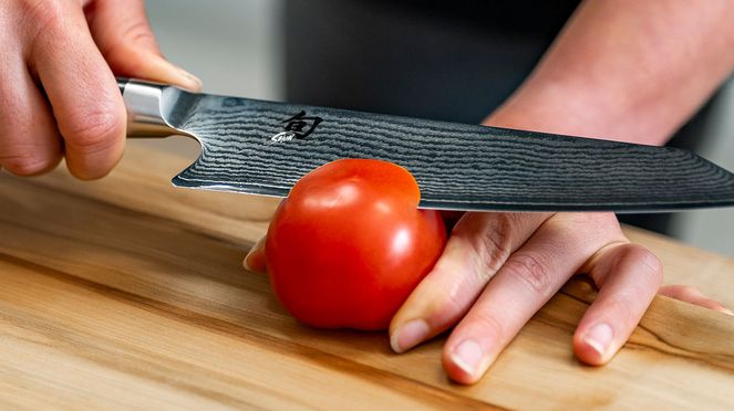 
                    sknife Schleifgerät mit Diamantleder für Rasiermesserschärfe: perfekter Schnitt durch Tomate